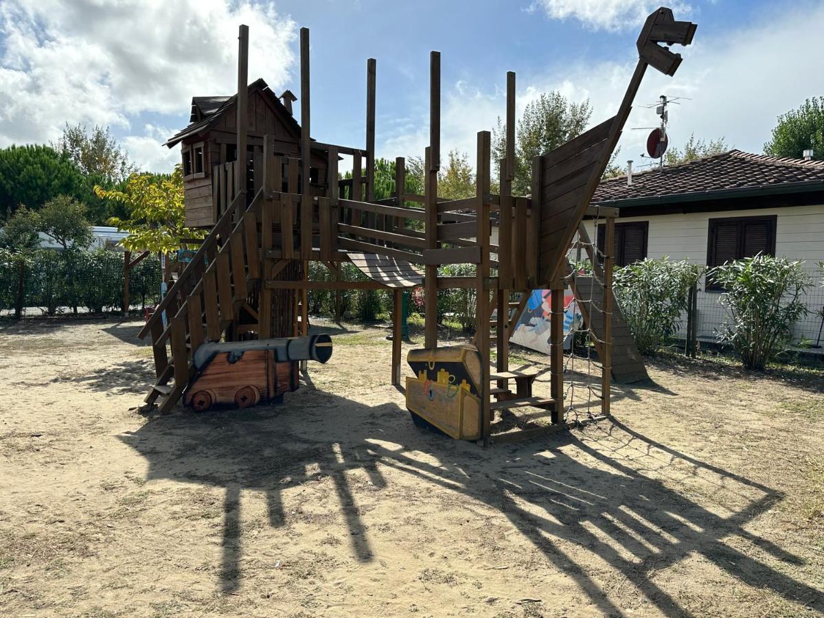 Comfortabele Familie Chalets Met Veranda Incl Airco Dichtbij Zee! Viareggio Dış mekan fotoğraf