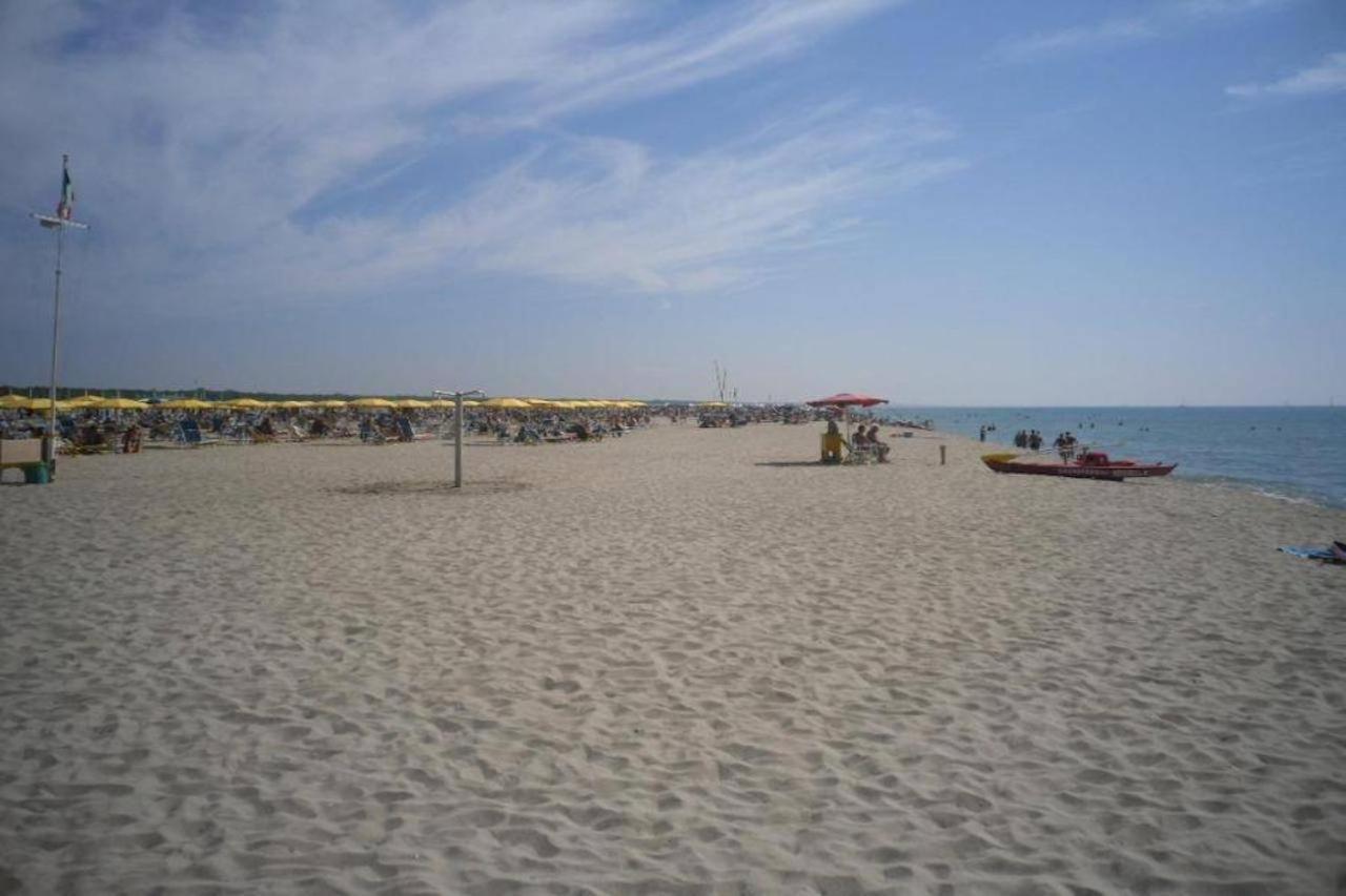 Comfortabele Familie Chalets Met Veranda Incl Airco Dichtbij Zee! Viareggio Dış mekan fotoğraf