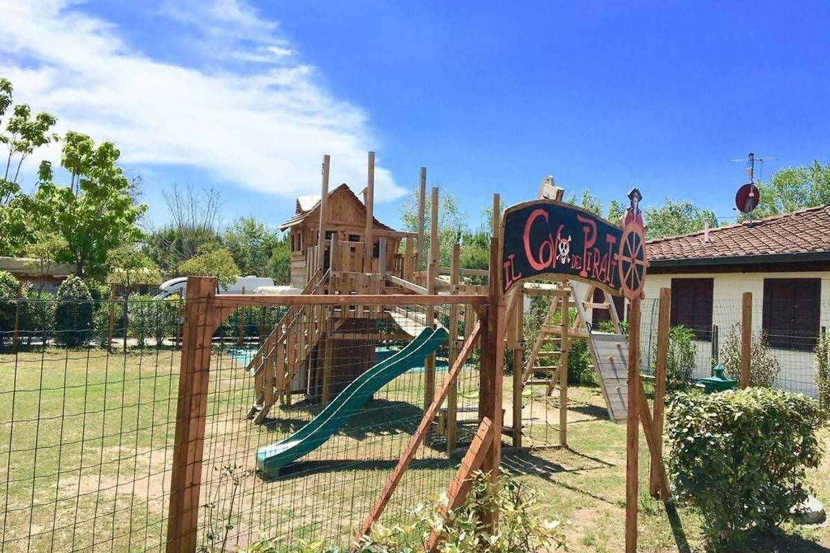 Comfortabele Familie Chalets Met Veranda Incl Airco Dichtbij Zee! Viareggio Dış mekan fotoğraf